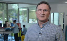 Hombre hablando a la cámara