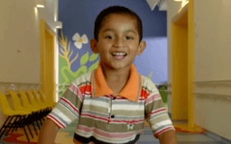 Niño sonriendo a la cámara