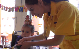 Voluntaria y niño en fiesta de cumpleaños 