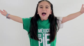 Niña cantando a la cámara