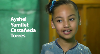 Niña sonriendo, mirando a un lado