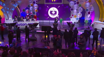 Foro evento Teletón con varias personas festejando