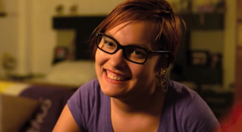 Niña con lentes sonriendo