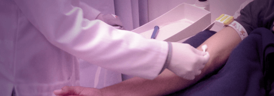 Brazo de doctor con bata y guantes