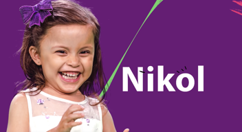 Niña sonriendo a la cámara