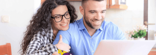 Mujer con lentes y hombre viendo la computadora