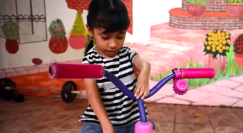Niña jugando con su triciclo