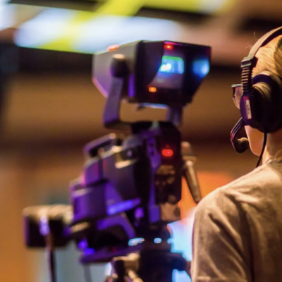 Fondo morado con logo de Teletón y texto