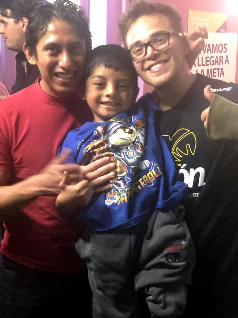 Yurem abraza a Ángel de Jesús, quien posa con su papá