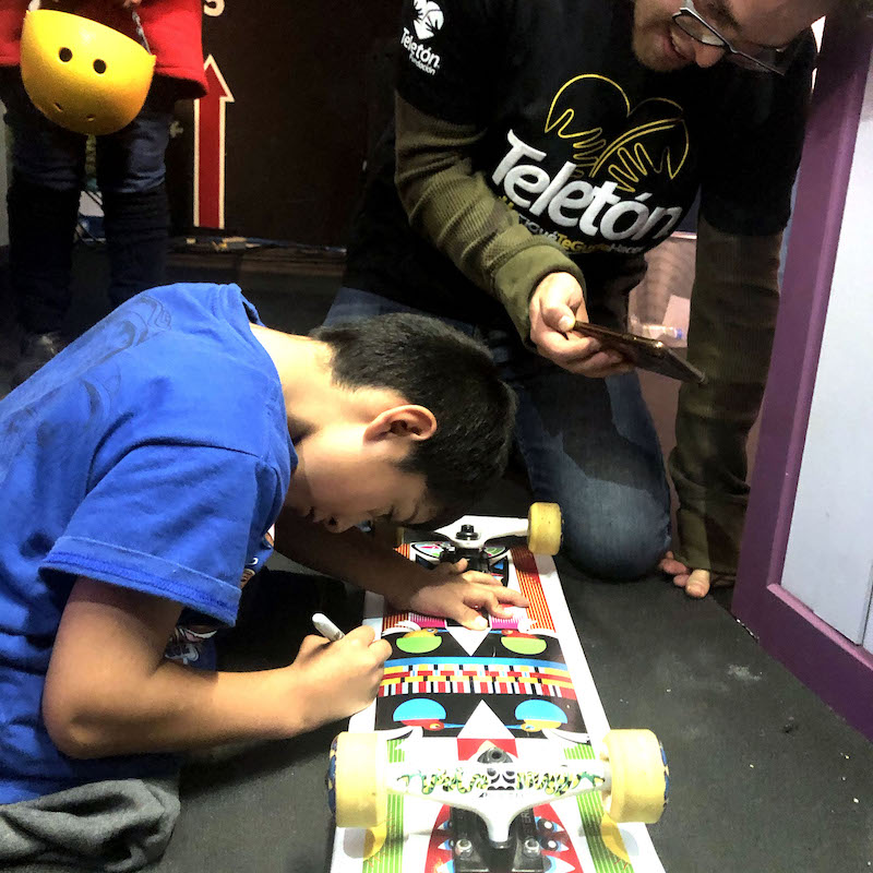 Ángel de Jesús firma la patineta que regaló a Yurem