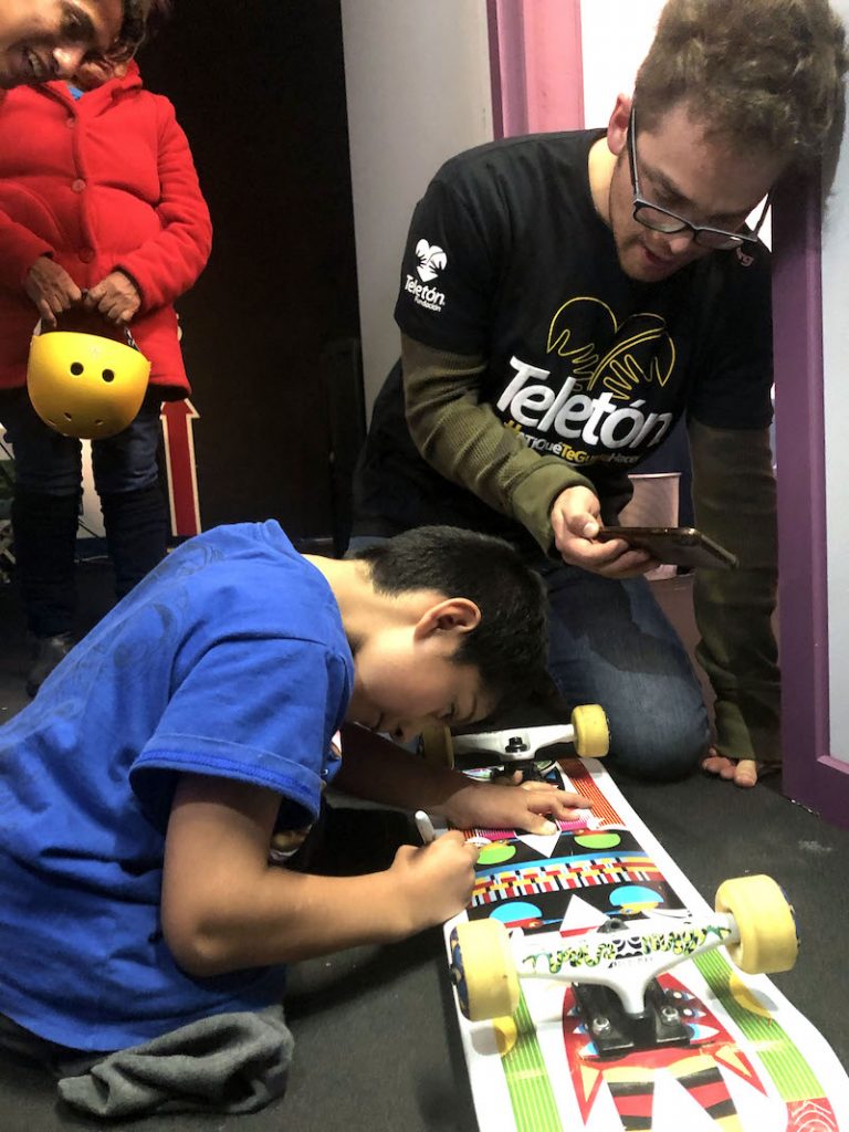 Ángel de Jesús firma la patineta que regaló a Yurem