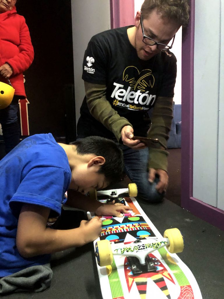 Ángel de Jesús firma la patineta que regaló a Yurem