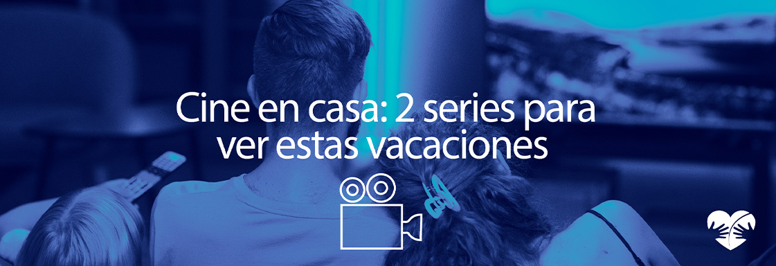 Imagen con filtro azul de una familia viendo la tele y encima el texto que dice: Cine en casa