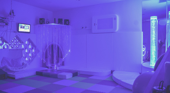 Fotografía de un Cuarto de Estimulación Multisensorial, con iluminación púrpura