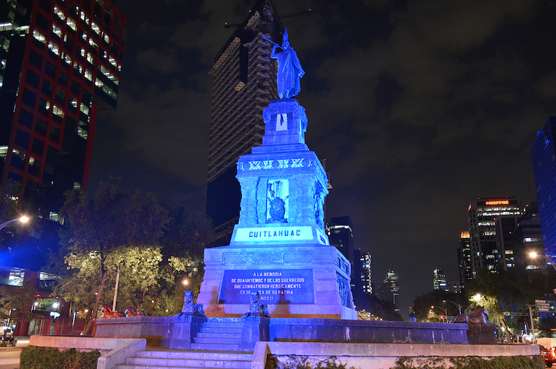 Glorieta de Cuitláhuac, en la noche, iluminada con color azul