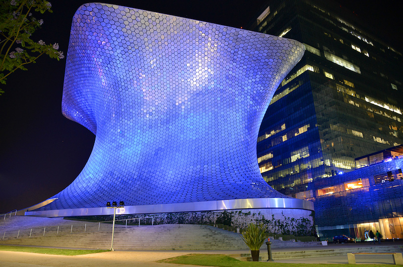 Museo Soumaya, en la noche, iluminado con color azul