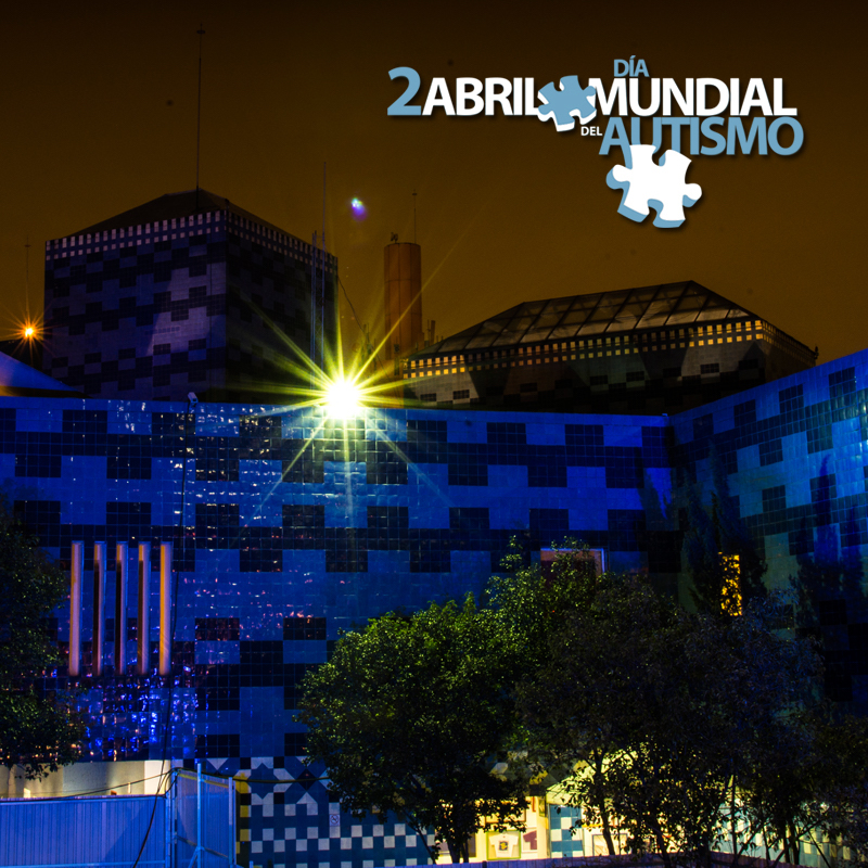 El Papalote, Museo del Niño, iluminado con color azul