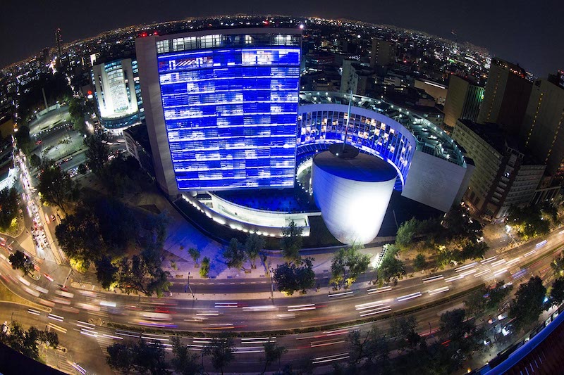 El Senado de la República iluminado con color azul