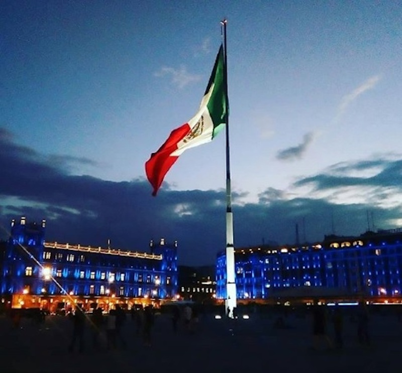 El Zócalo de la Ciudad de México iluminado con color azul