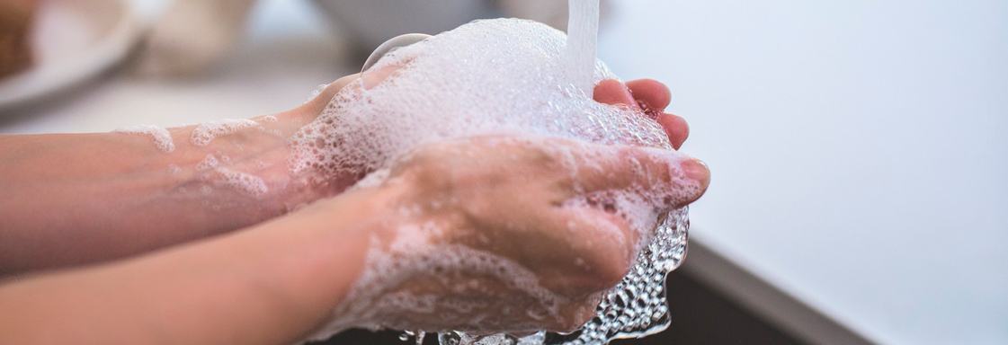 Imagen de manos siendo lavadas