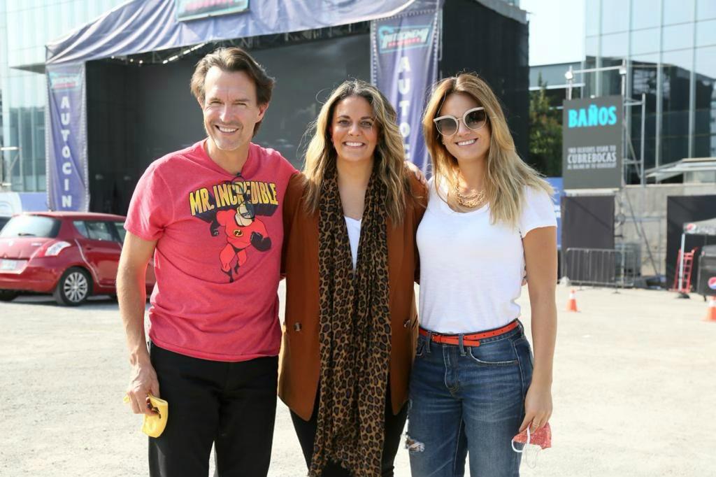 Foto de Fernando Landeros, Pamela Hamui, de Autocinema Santa Fé, y Paola Albarrán