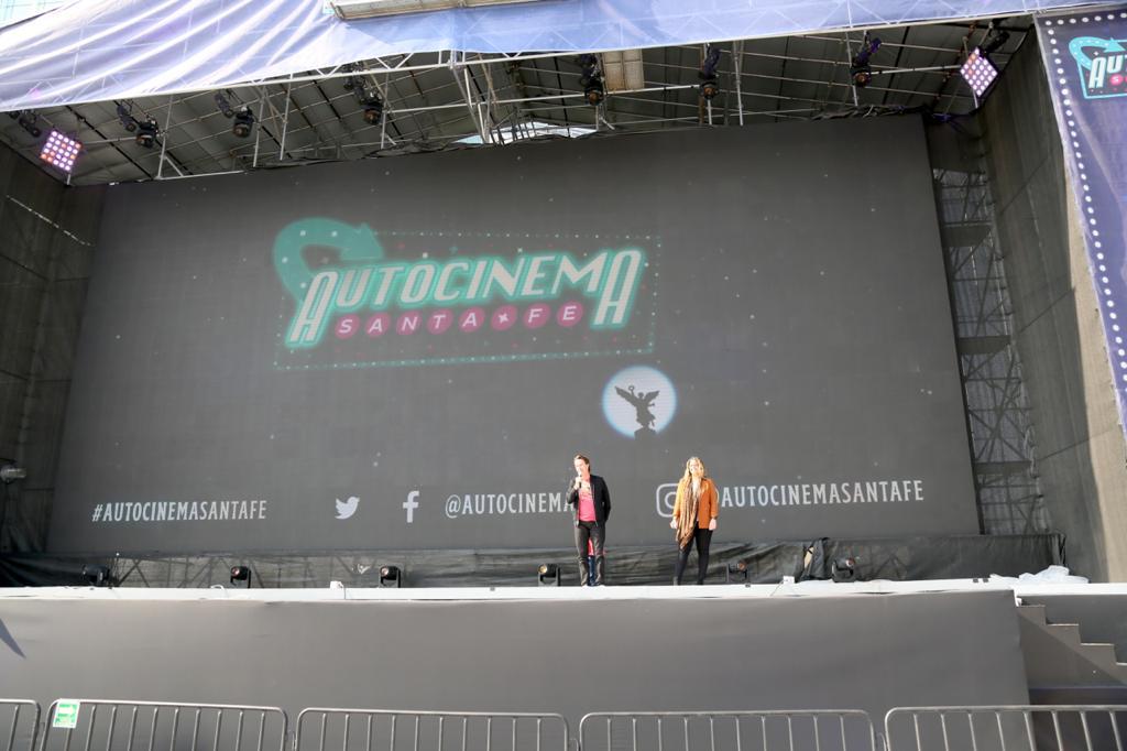 Foto de Fernando Landeros y Pamela Hamui, durante la función y el anuncio del donativo en el Autocinema Santa Fé