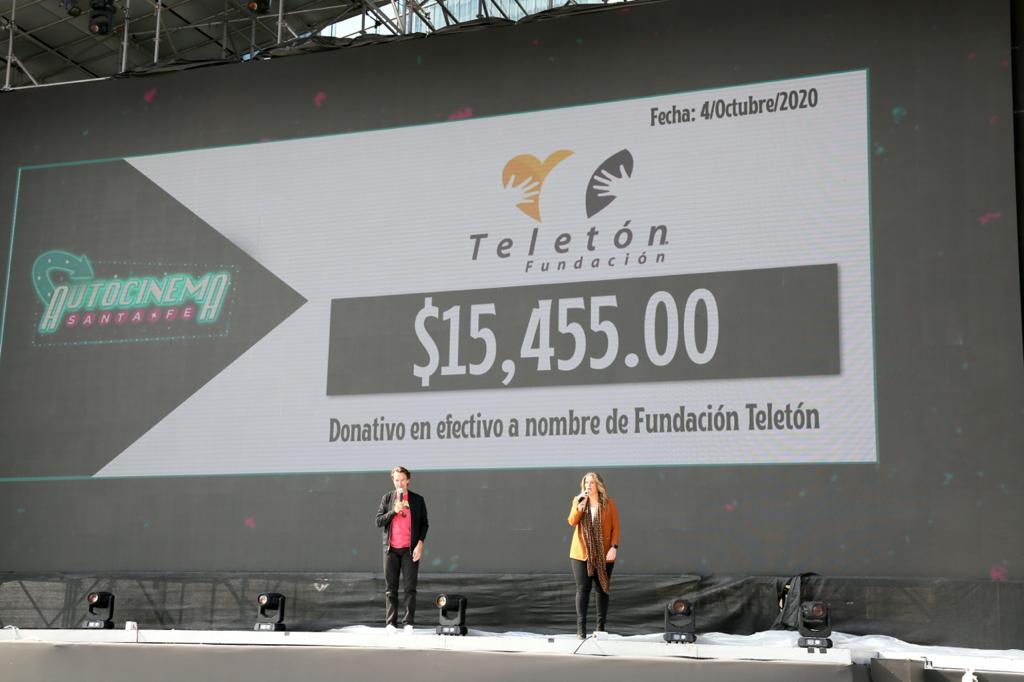 Foto de Fernando Landeros y Pamela Hamui, durante la función y el anuncio del donativo en el Autocinema Santa Fé