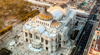 Fotografía aérea de Eje Central y el Palacio de Bellas Artes en la Ciudad de México.Foto por Bhargava Marripati para Pexels.