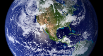Imagen del planeta tierra sobre fondo negro, al centro está México