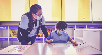 Niño señalando una página de su libro