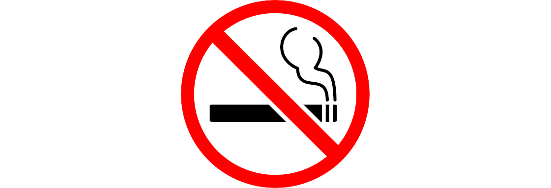 Diseño de letrero donde se prohíbe fumar. La ilustración de un cigarro es cubierta por un tache color rojo. Foto por Clker-Free-Vector-Images para Pixabay.