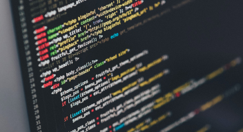 Fotografía de una pantalla de programación de un sitio web. Foto por Ilya Pavlov para Unsplash.