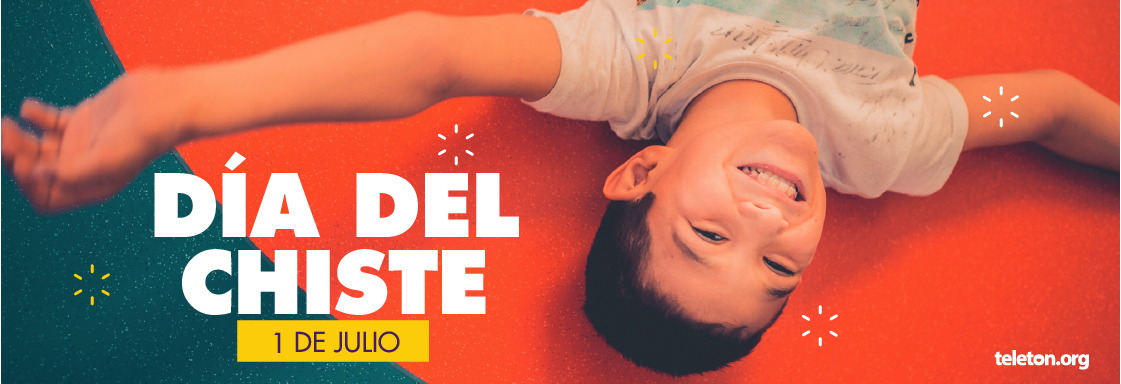 Fotografía cenital de un niño riendo, recostado sobre un fondo naranja. Sobre la imagen está el texto, en blanco: Día del Chiste