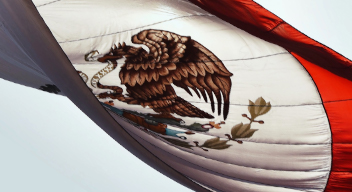 Fotografía de la bandera nacional ondeando. Foto por Luis Vidal para Unsplash.
