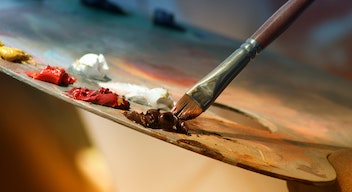 Imagen de portada. Fotografía de un pincel sobre una paleta de colores.