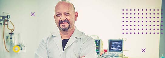 Fotografía de especialista en neurología pediátrica en un Centro Teletón