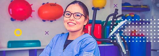 Profesional de la salud en un Centro Teletón sonriendo