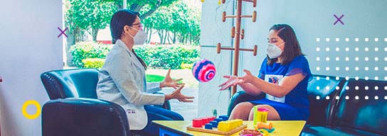 Fotografía de especialista en rehabilitación en un Centro Teletón
