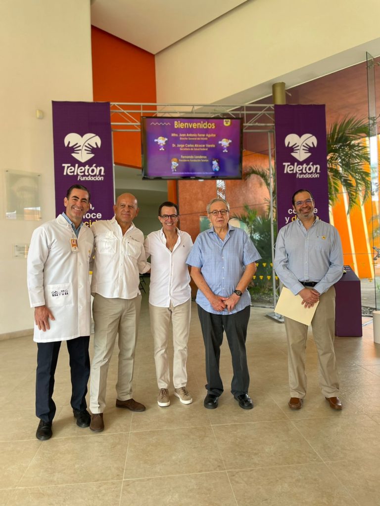 Retrato en el CRIT Guerrero. De izquierda a derecha: Un médico del CRIT; Juan Ferrer Aguilar, director del Instituto de Salud para el Bienestar (INSABI); Fernando Landeros, presidente de Fundación Teletón; Dr. Jorge Alcocer Varela, Secretario de Salud del gobierno de México; y Paulo Mercado Luna, director general del Centro de Rehabilitación e Inclusión Infantil Teletón (CRIT) Guerrero
