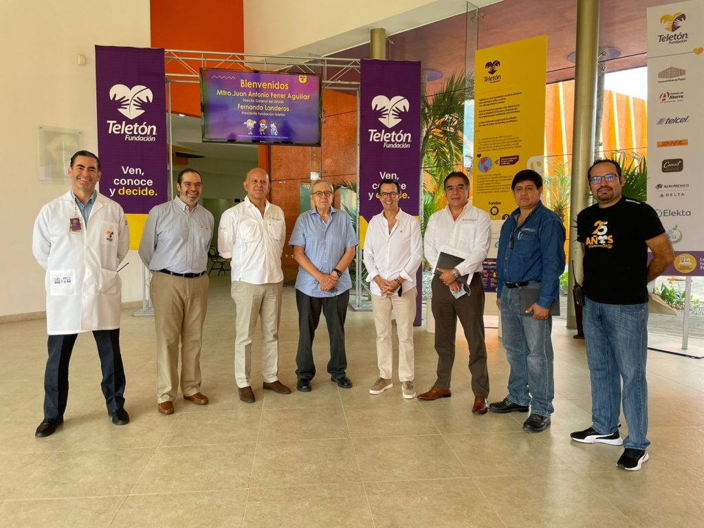 Retrato en el CRIT Guerrero. De izquierda a derecha: Un médico del CRIT; Juan Ferrer Aguilar, director del Instituto de Salud para el Bienestar (INSABI); Fernando Landeros, presidente de Fundación Teletón; Dr. Jorge Alcocer Varela, Secretario de Salud del gobierno de México; y Paulo Mercado Luna, director general del Centro de Rehabilitación e Inclusión Infantil Teletón (CRIT) Guerrero