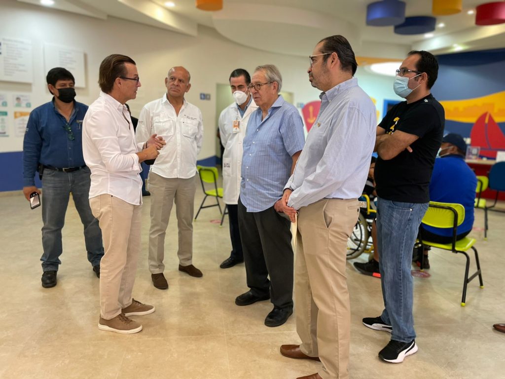 Retrato en el CRIT Guerrero. De izquierda a derecha: Un médico del CRIT; Juan Ferrer Aguilar, director del Instituto de Salud para el Bienestar (INSABI); Fernando Landeros, presidente de Fundación Teletón; Dr. Jorge Alcocer Varela, Secretario de Salud del gobierno de México; y Paulo Mercado Luna, director general del Centro de Rehabilitación e Inclusión Infantil Teletón (CRIT) Guerrero