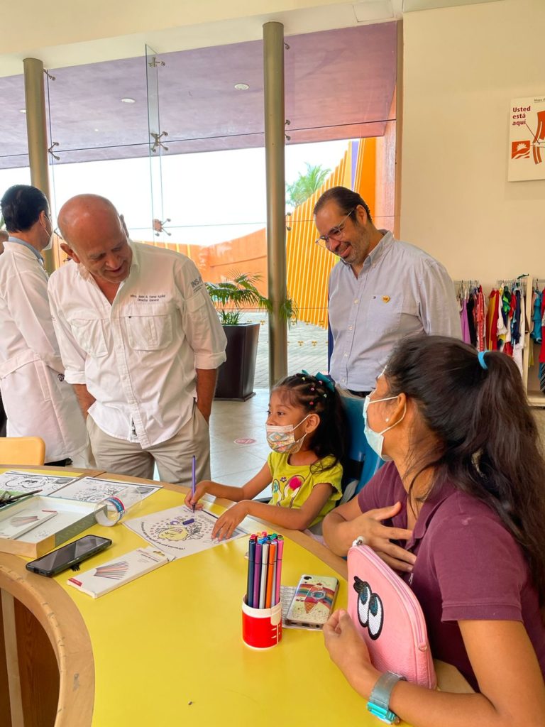 Fotografía de Juan Ferrer Aguilar, director del Instituto de Salud para el Bienestar (INSABI), hablando con una familia en el CRIT Guerrero