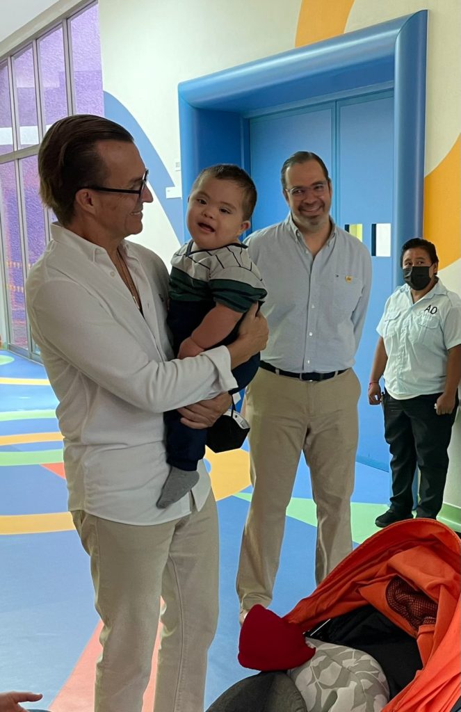 Fotografía de Fernando Landeros, presidente de Teletón, hablando con una familia en el CRIT Guerrero