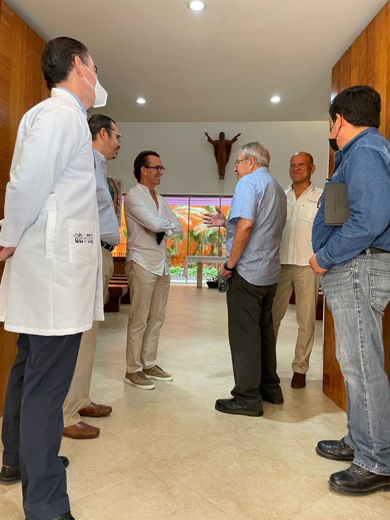 Fotografía de Fernando Landeros guiando un recorrido por el CRIT Guerrero