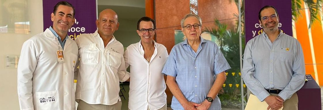 Retrato en el CRIT Guerrero. De izquierda a derecha: Un médico del CRIT; Juan Ferrer Aguilar, director del Instituto de Salud para el Bienestar (INSABI); Fernando Landeros, presidente de Fundación Teletón; Dr. Jorge Alcocer Varela, Secretario de Salud del gobierno de México; y Paulo Mercado Luna, director general del Centro de Rehabilitación e Inclusión Infantil Teletón (CRIT) Guerrero