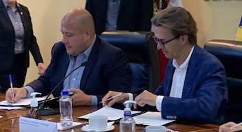 Imagen de portada: Fotografía de dos hombres firmando un documento. De izquierda a derecha: Enrique Alfaro Ramírez, gobernador de Jalisco; y Fernando Landeros Verdugo, presidente de Fundación Teletón.