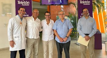 Retrato en el CRIT Guerrero. De izquierda a derecha: Un médico del CRIT; Juan Ferrer Aguilar, director del Instituto de Salud para el Bienestar (INSABI); Fernando Landeros, presidente de Fundación Teletón; Dr. Jorge Alcocer Varela, Secretario de Salud del gobierno de México; y Paulo Mercado Luna, director general del Centro de Rehabilitación e Inclusión Infantil Teletón (CRIT) Guerrero