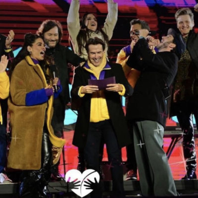 Imagen con fondo morado y el texto 25 años de ser Orgullosamente Tercos