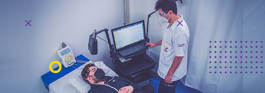 Profesional de la salud  atiende a paciente de Teletón