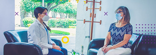 Profesional de la salud atiende a paciente en Teletón